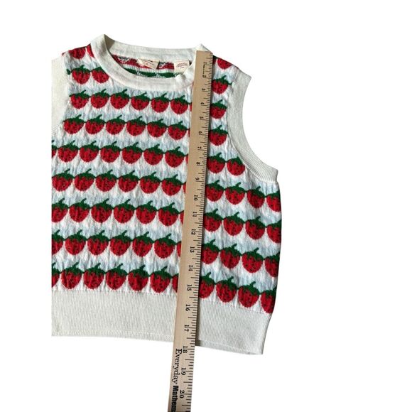 Levi’s STRAWBERRIES CLOUD DANCER sweater vest top size Medium Cream Red - Picture 6 of 7